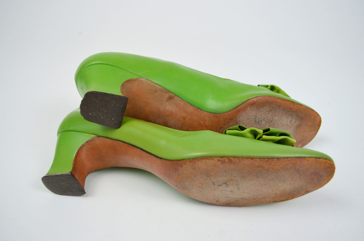 6.5 Mod Vintage Heels 1960s Low Kitten Heel 60s Summer Light Green Slip On Shoes Floral