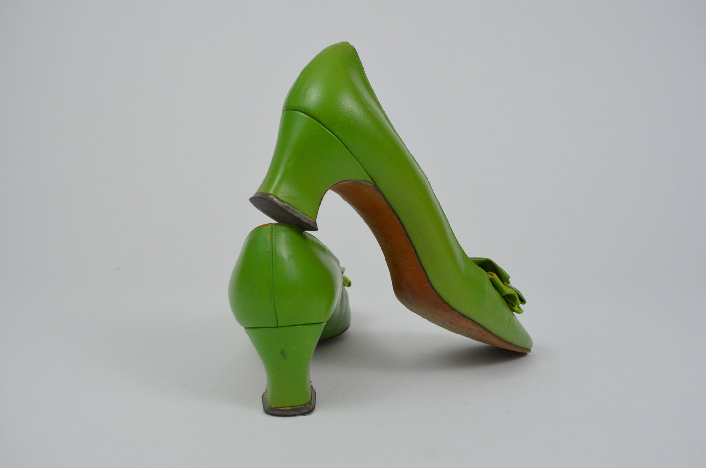 6.5 Mod Vintage Heels 1960s Low Kitten Heel 60s Summer Light Green Slip On Shoes Floral