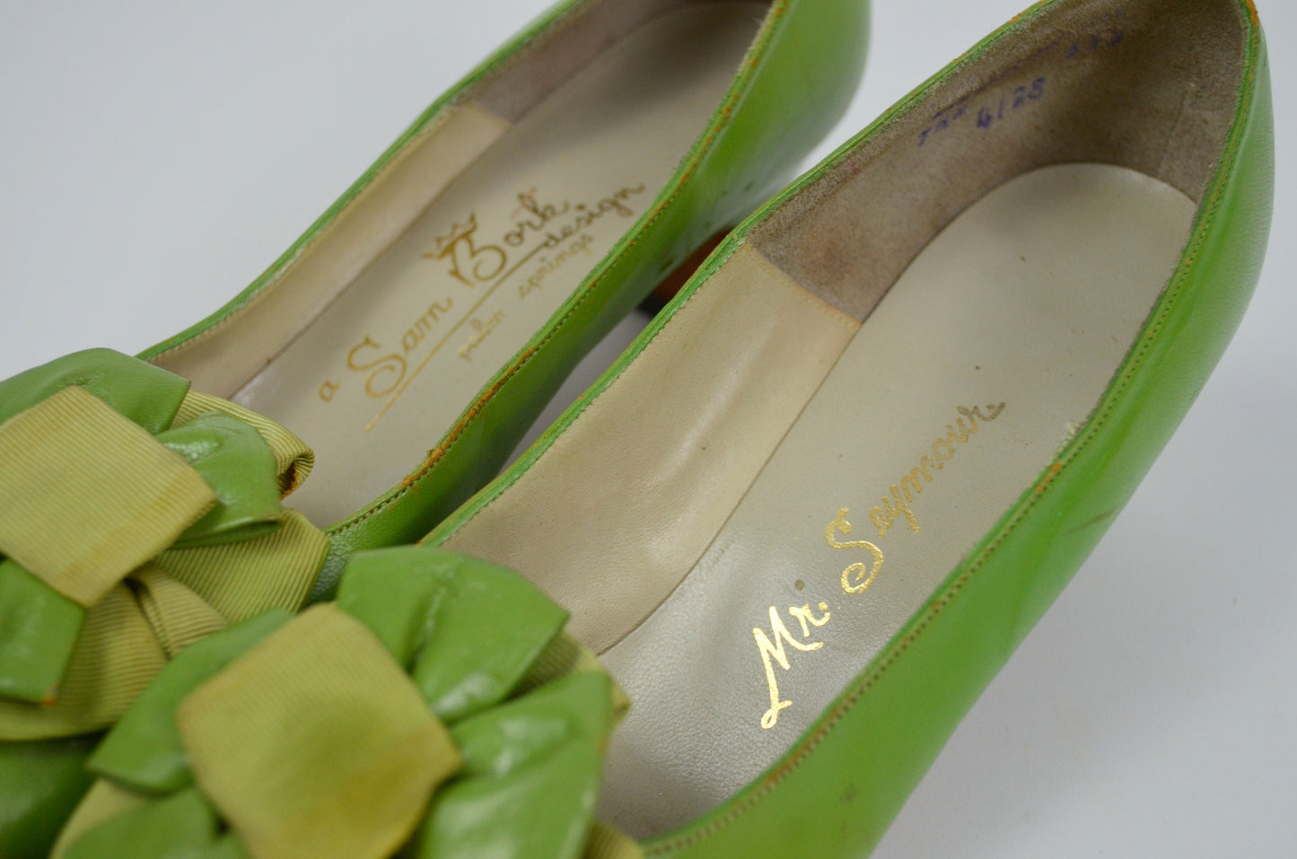 6.5 Mod Vintage Heels 1960s Low Kitten Heel 60s Summer Light Green Slip On Shoes Floral
