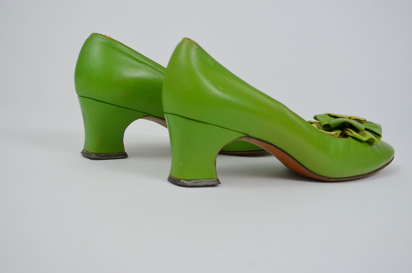 6.5 Mod Vintage Heels 1960s Low Kitten Heel 60s Summer Light Green Slip On Shoes Floral