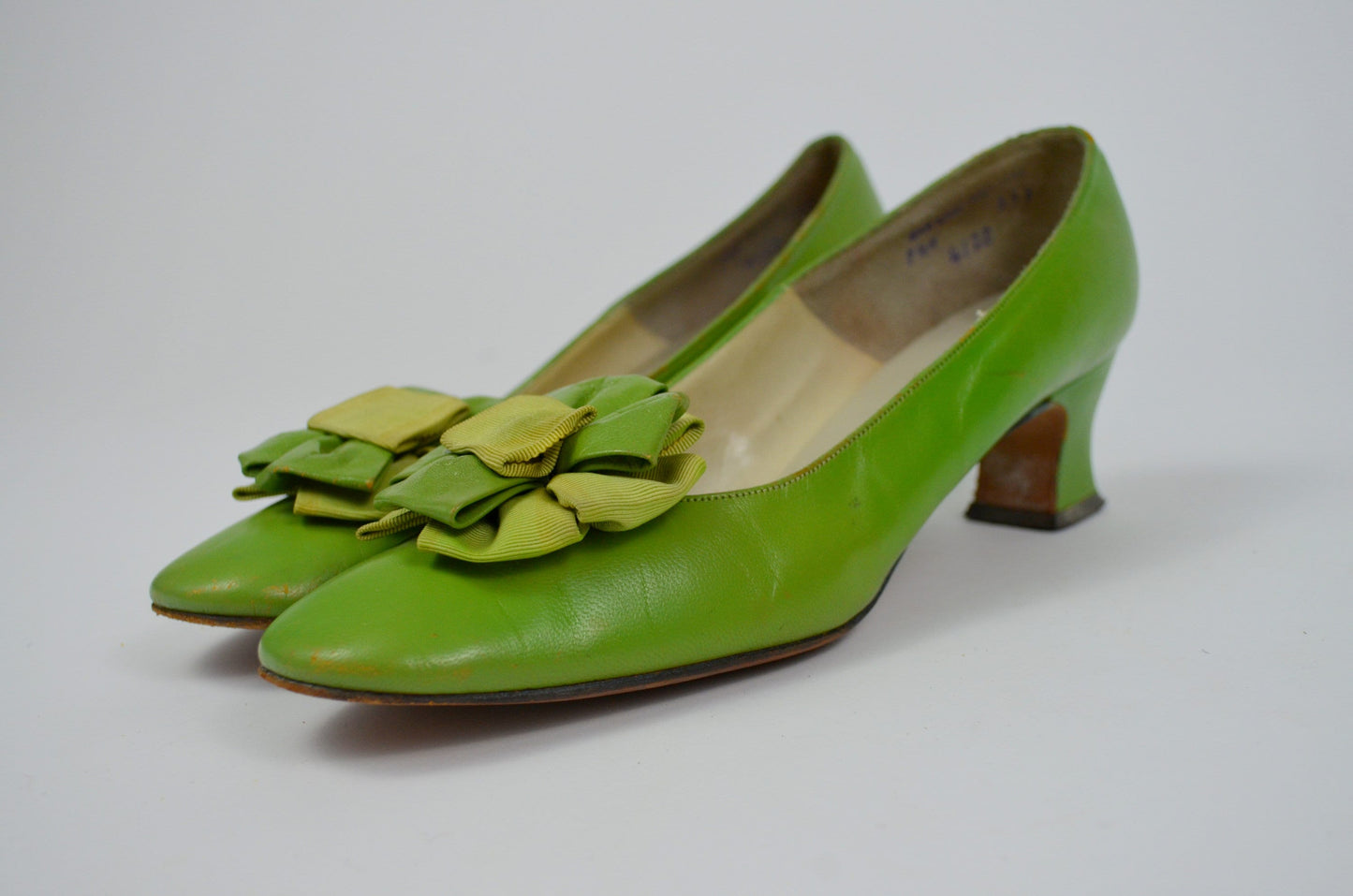 6.5 Mod Vintage Heels 1960s Low Kitten Heel 60s Summer Light Green Slip On Shoes Floral