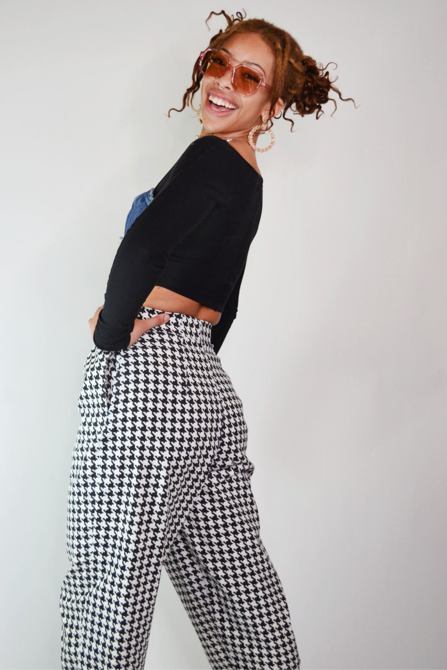 26 waist - Vintage 1980s Betsey Johnson Houndstooth Trousers 80s Punk Label Black and White