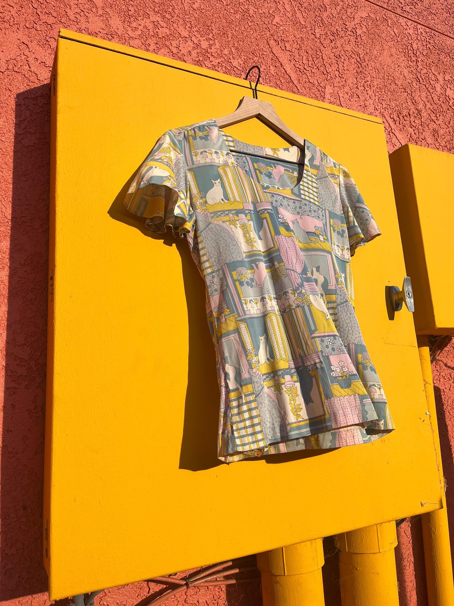 M - 1970s Vintage Cat Print Blouse 70s Cat in a Window Flutter Sleeve