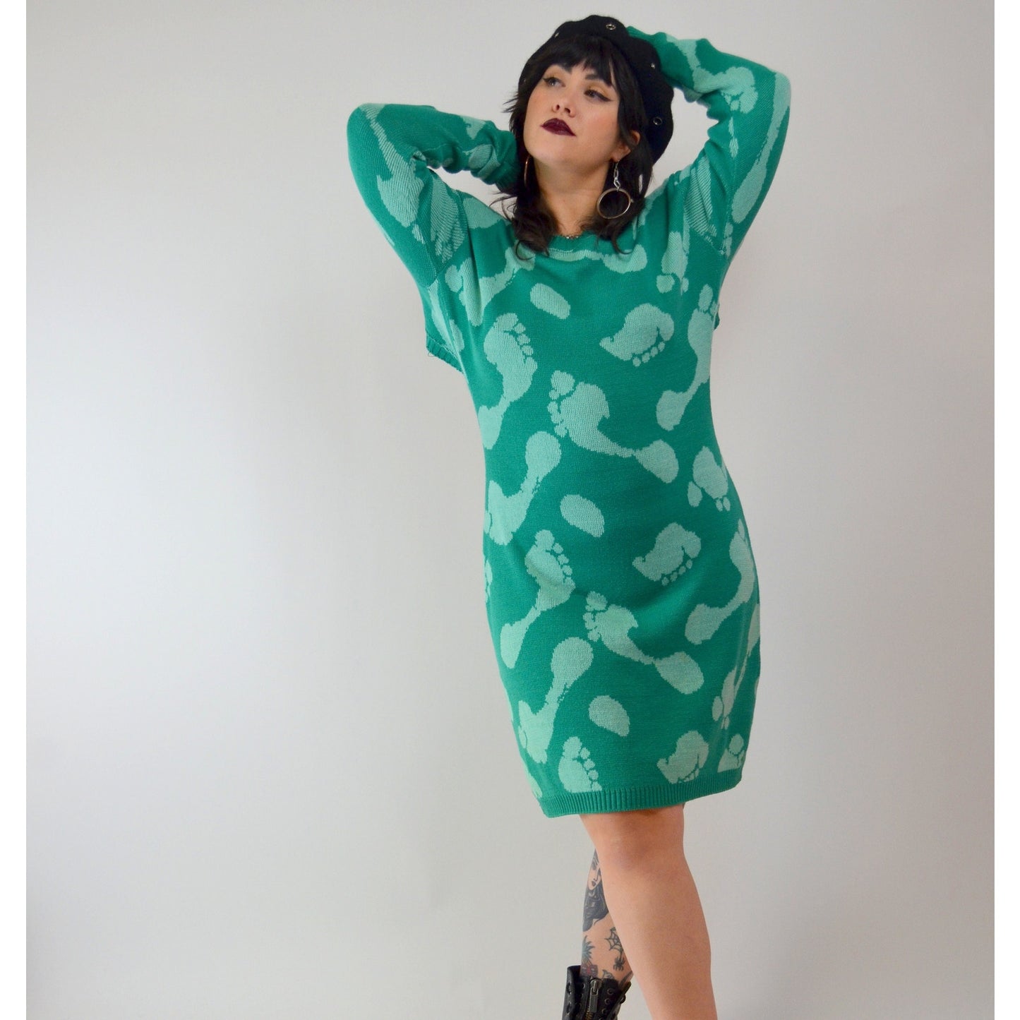 1980 XL BETSEY JOHNSON Sweater Dress – Vintage Punk Label Knit Foot Print Knee-Length Dress