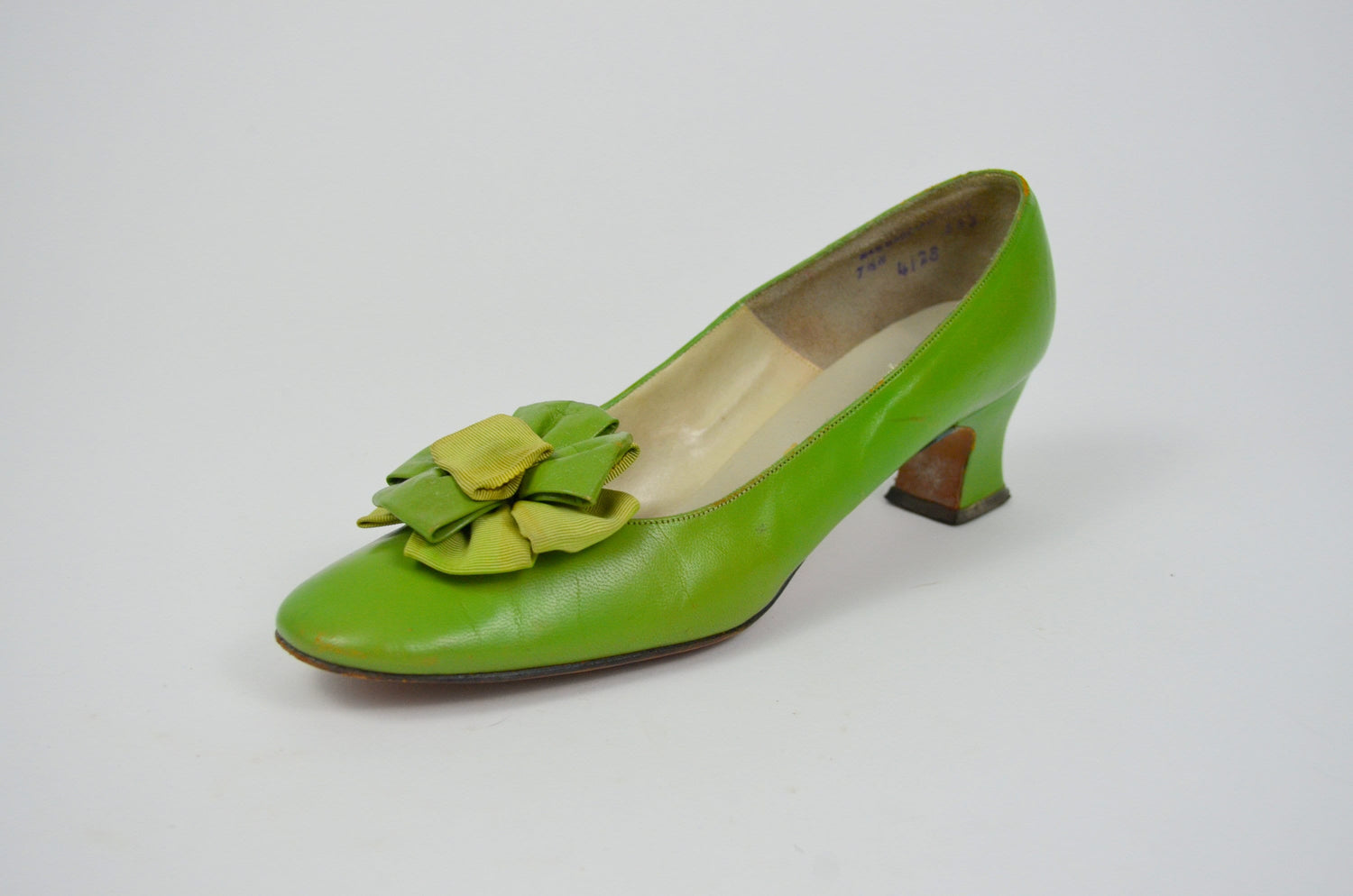 6.5 Mod Vintage Heels 1960s Low Kitten Heel 60s Summer Light Green Slip On Shoes Floral